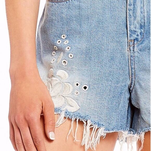 Chelsea & Violet Gaj Lt Blue White Floral Embroidery Frayed Jean Shorts Sz31 NWT - Picture 7 of 16